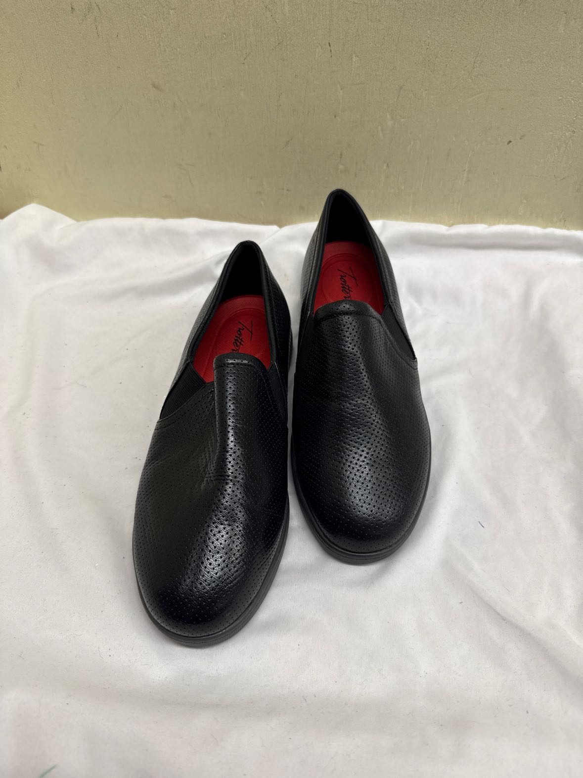 Trotters Women's Size 9 Black Flats Shoes