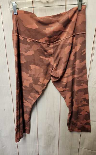 Lululemon Women's Size 12 Pink Camo Active Capris