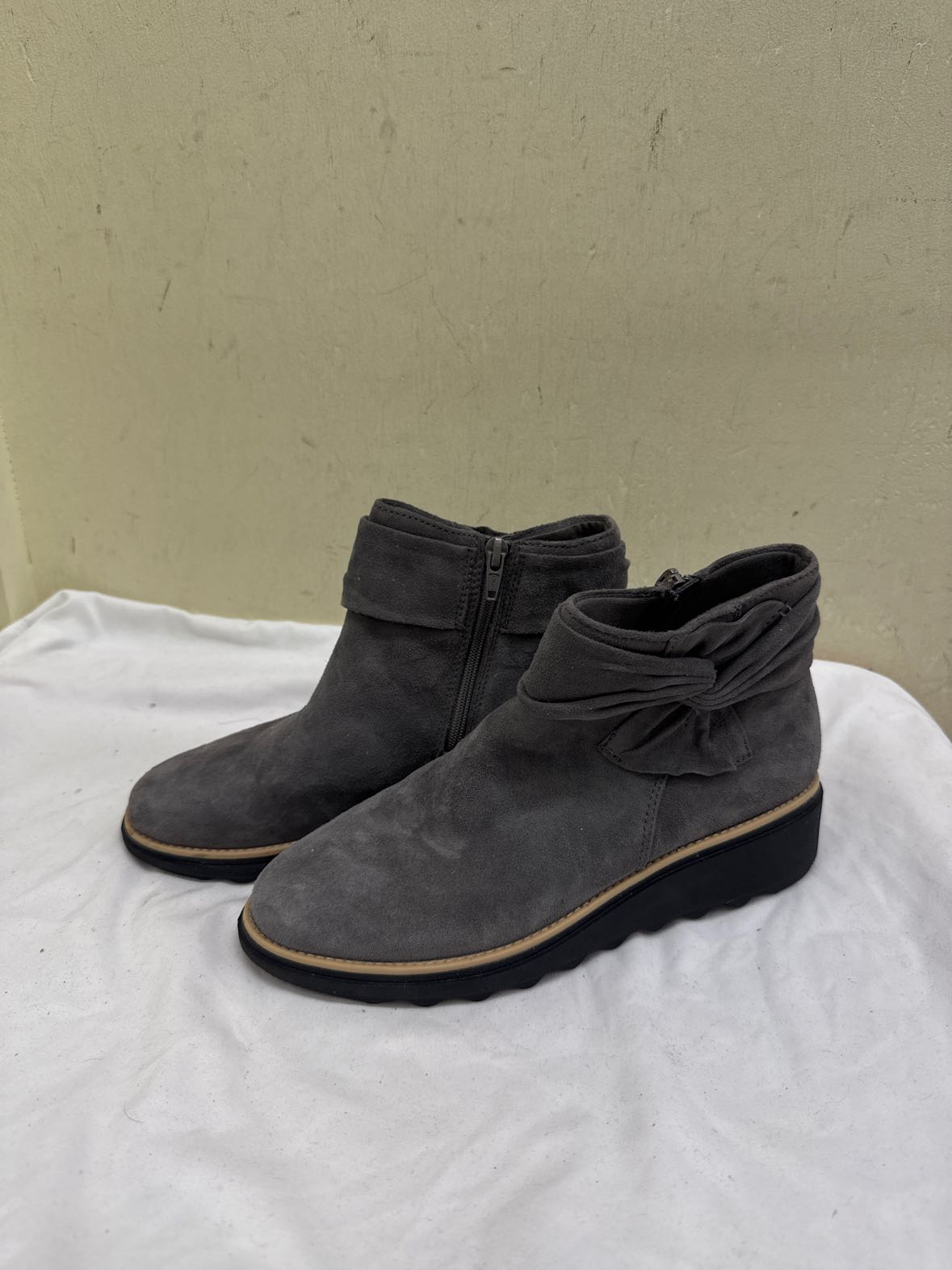 Clarks Women's Size 7 Gray Boots Shoes