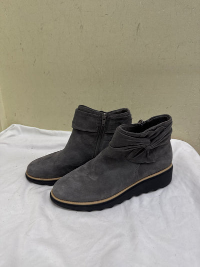 Clarks Women's Size 7 Gray Boots Shoes