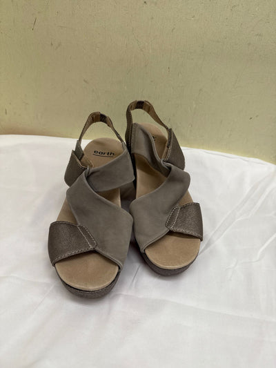 Earth Women's Size 7 Gray Sandals