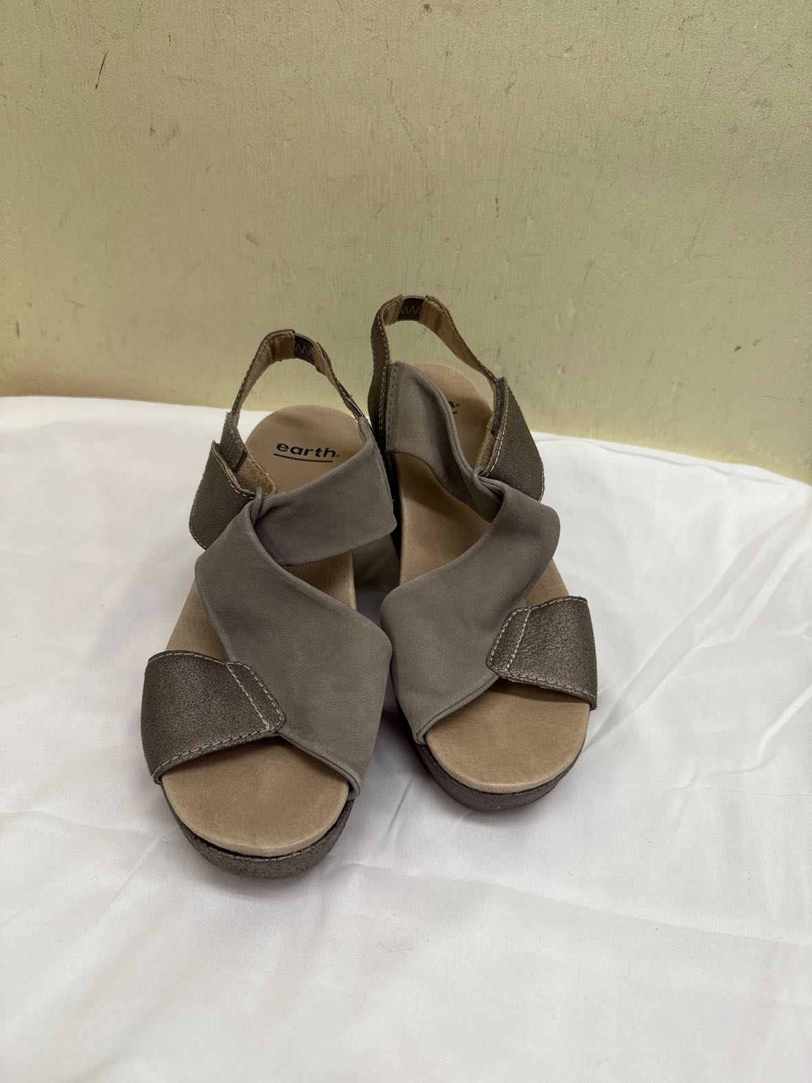 Earth Women's Size 7 Gray Sandals