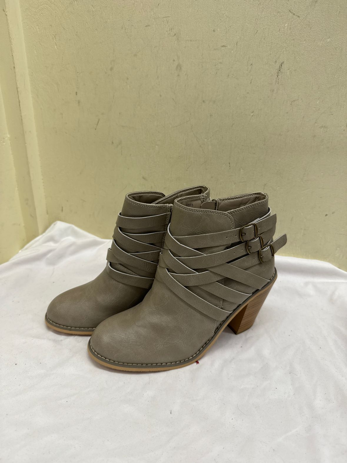 Journee Collection Women's Size 8 Gray Boots Shoes