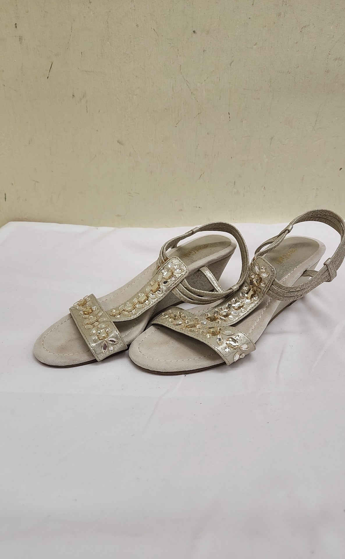 East 5th Women's Size 6-1/2 Gold Sandals