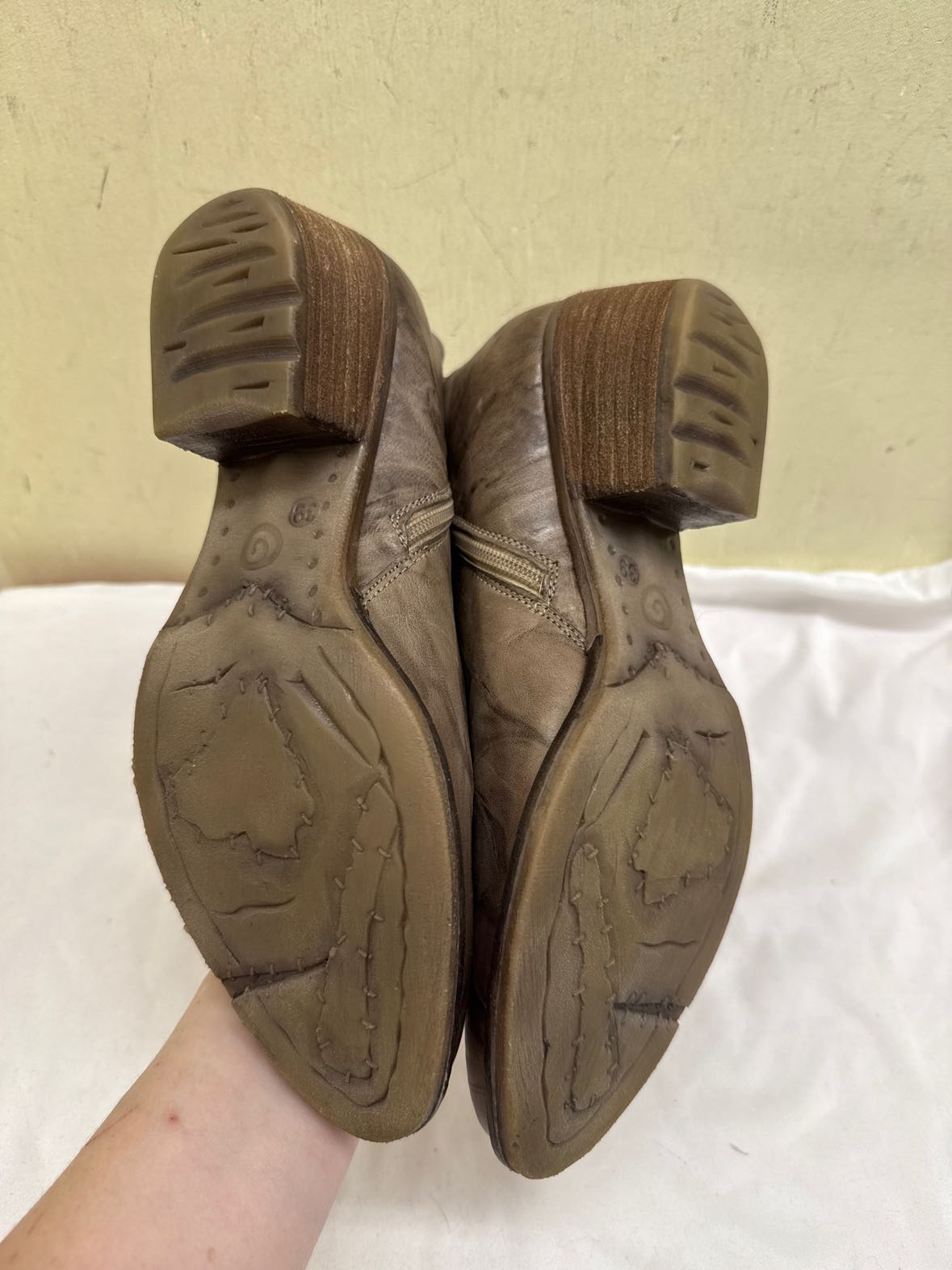 White Mountain Women's Size 39 = 8-1/2 Brown Boots Shoes