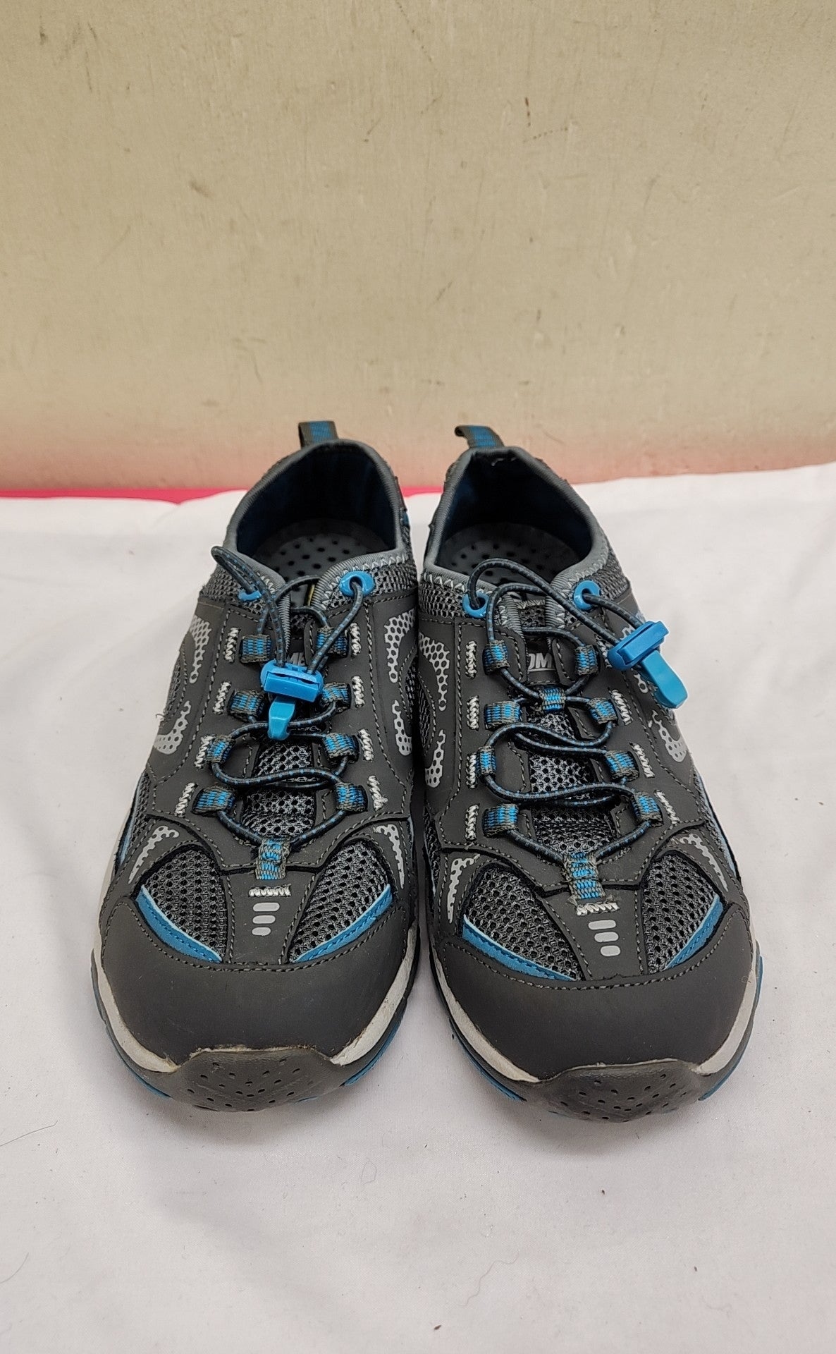 Khombu Women's Size 8 Gray Sneakers Shoes