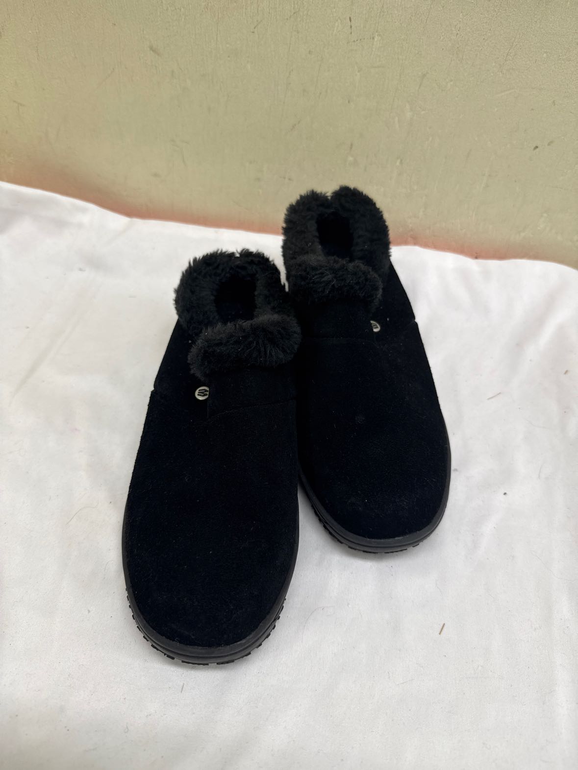 Minnetonka Women's Size 7 Black Slippers