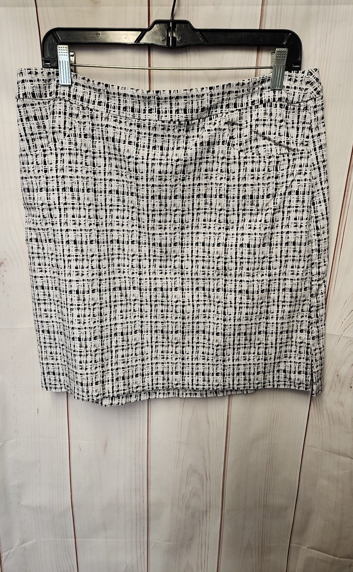 Tribal Women's Size 14 White & Black Skorts