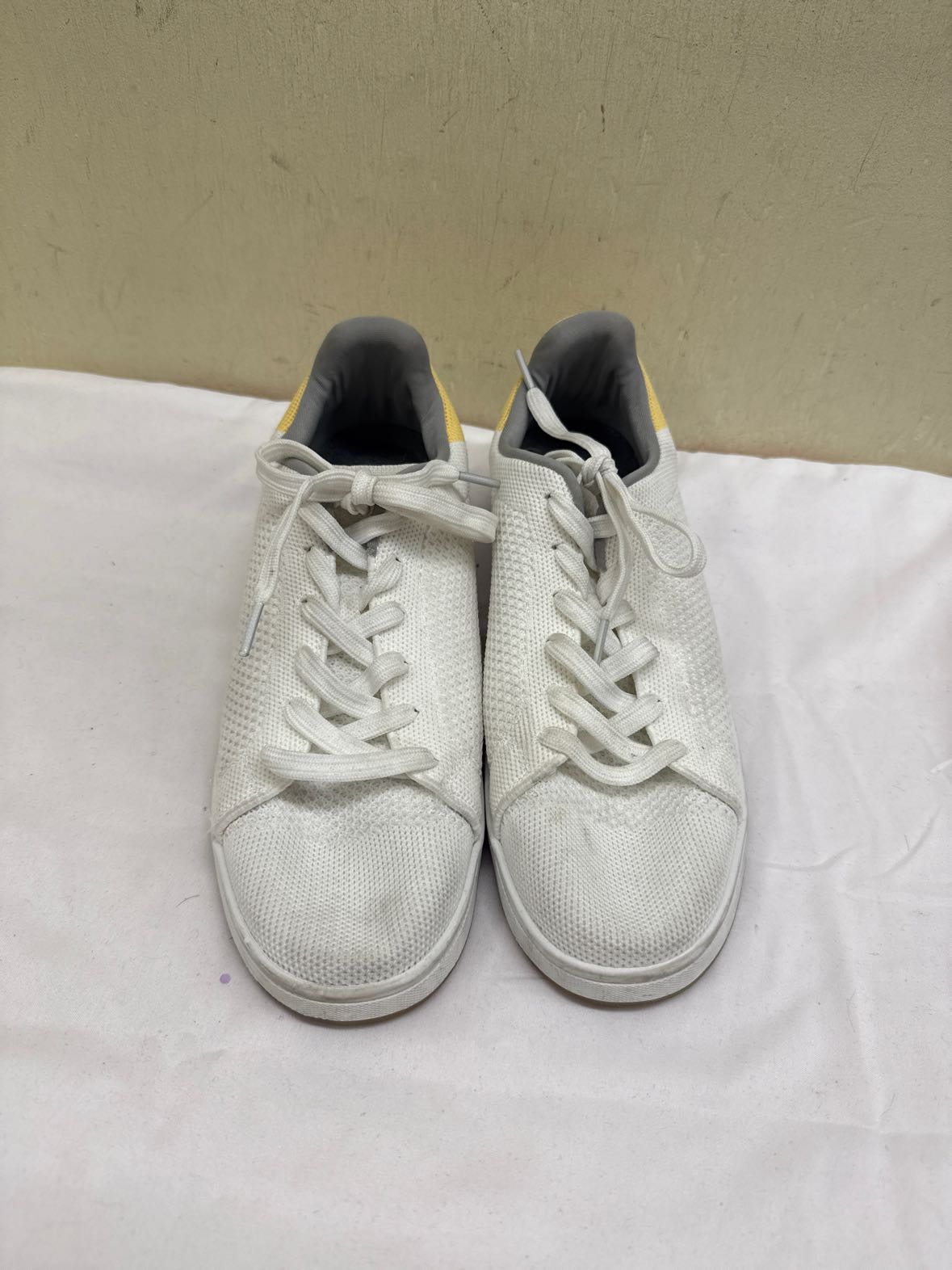 Suavs Women's Size 10 White Sneakers