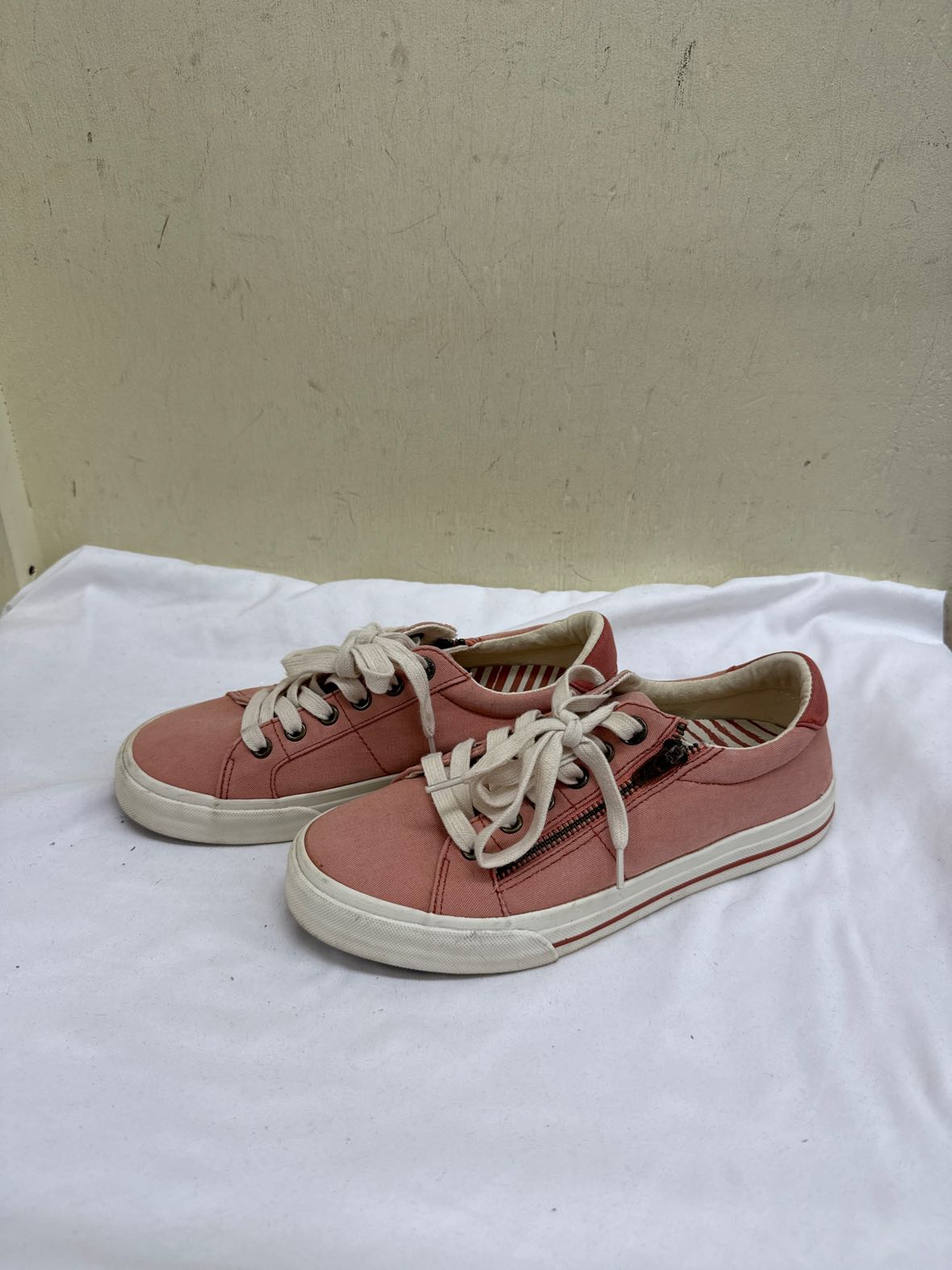 Taos Women's Size 7 Pink Sneakers Shoes