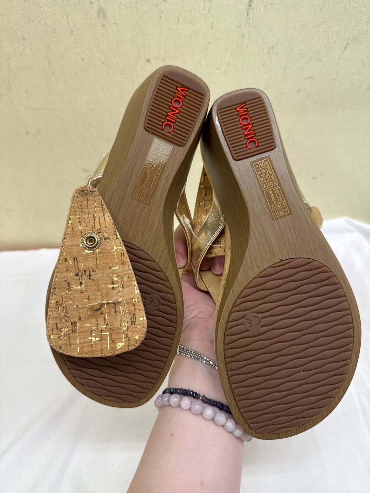 NWT Vionic Women's Size 7 Tan Sandals