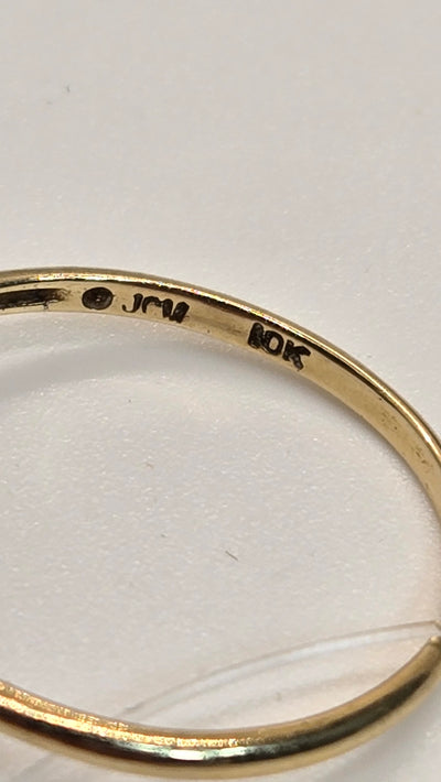 10k Yellow Gold ring size 7 with diamond accent 1.0g