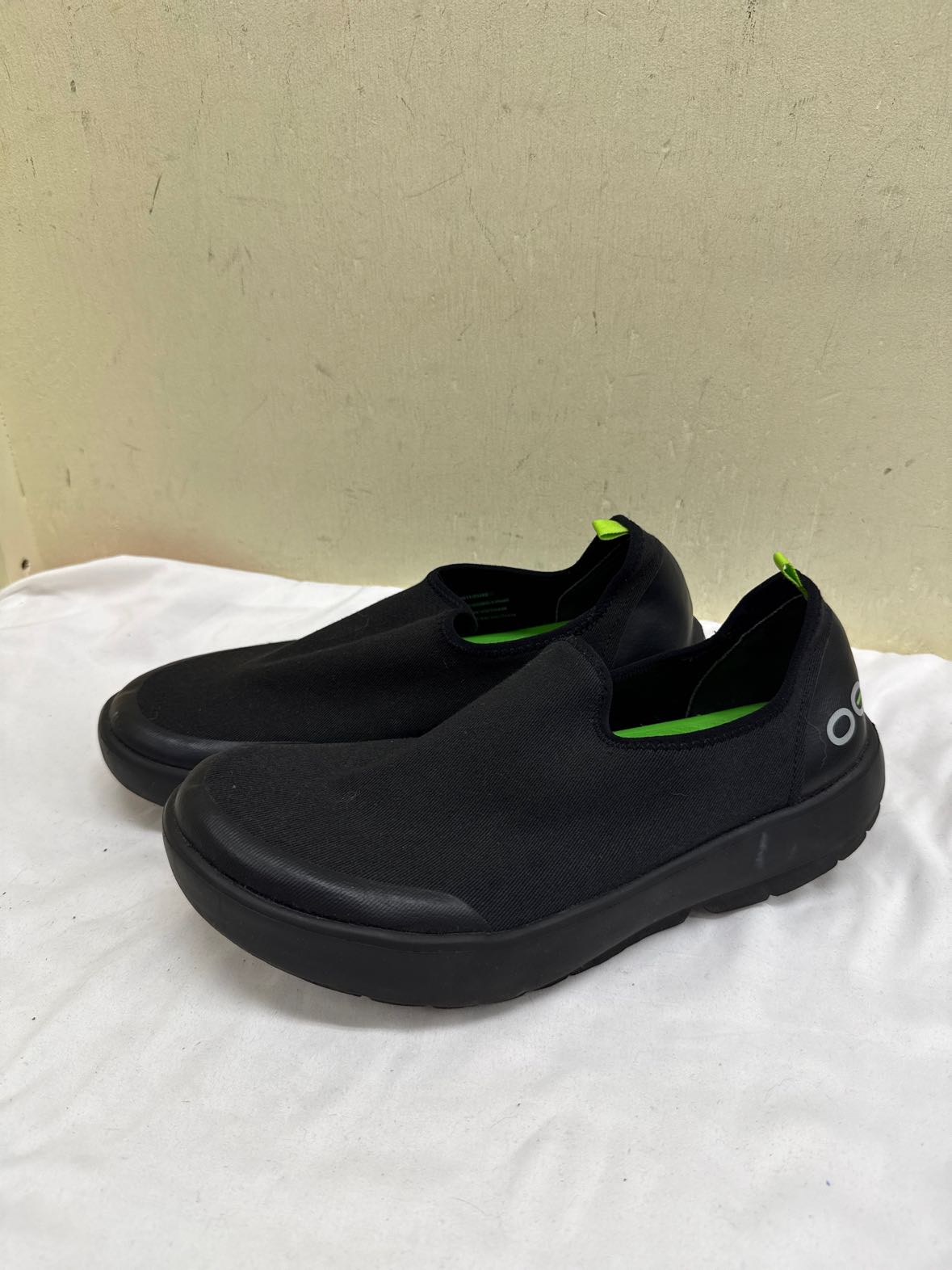 Oofos Women's Size 11 Black Flats Shoes