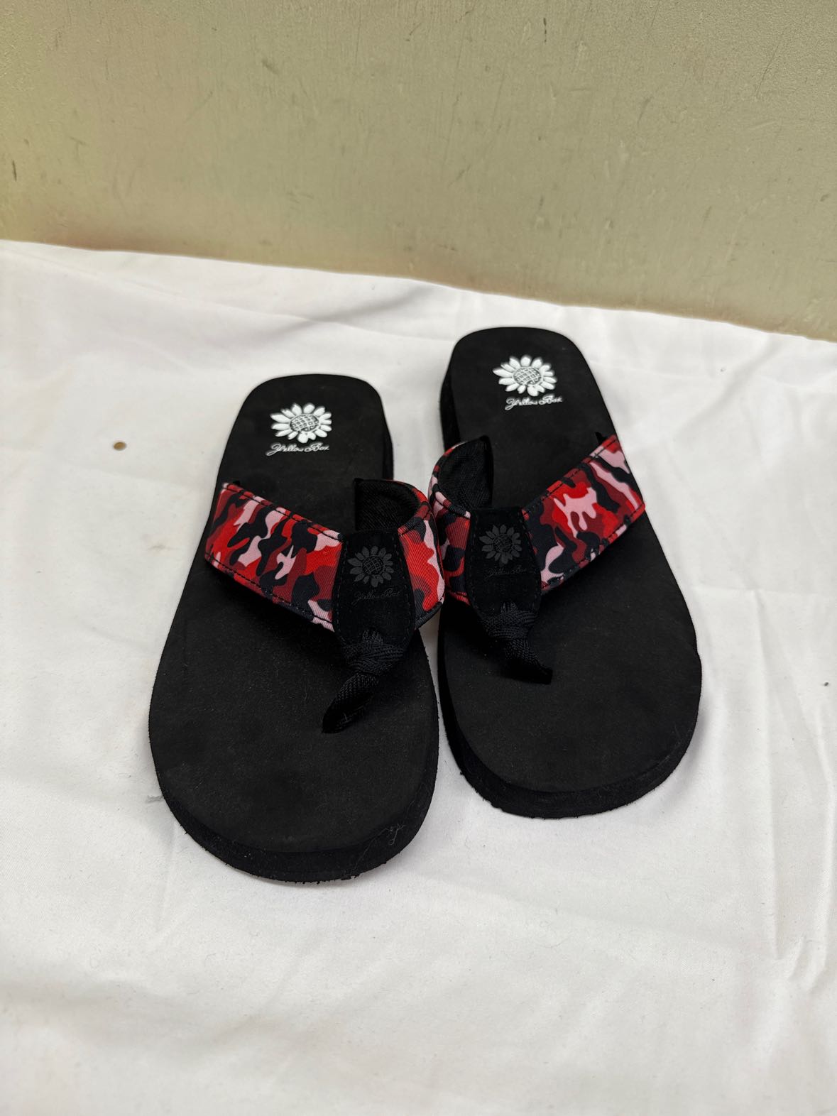 Yellow Box Women's Size 8-1/2 Black Sandals