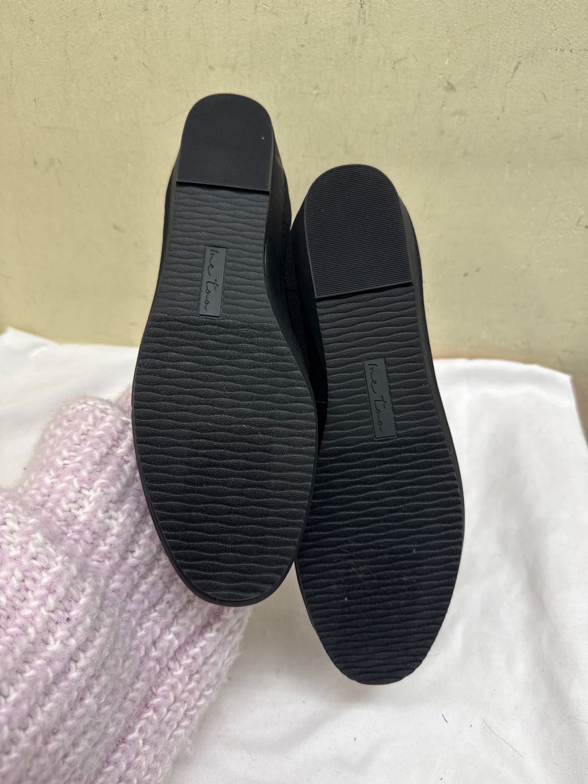 Me Too Women's Size 10 Black Flats Shoes