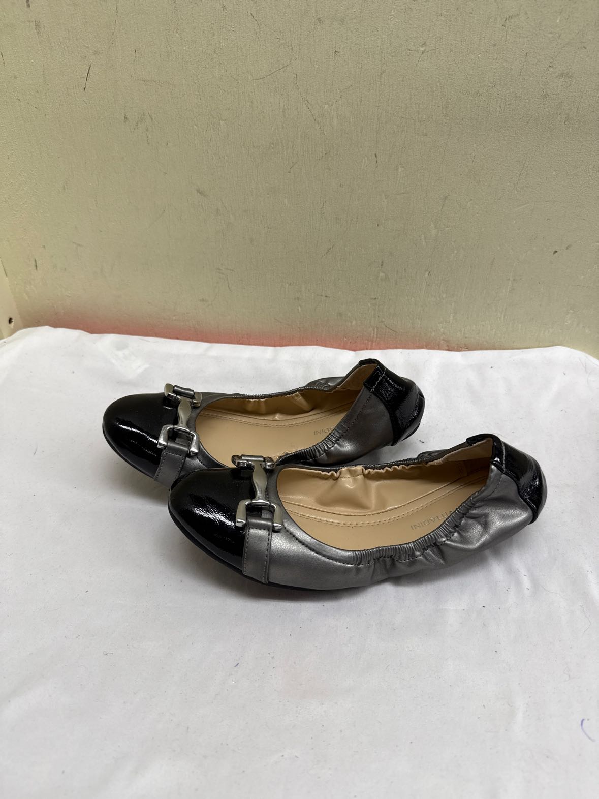 Adrienne Vittadini Women's Size 8 Silver Flats Shoes