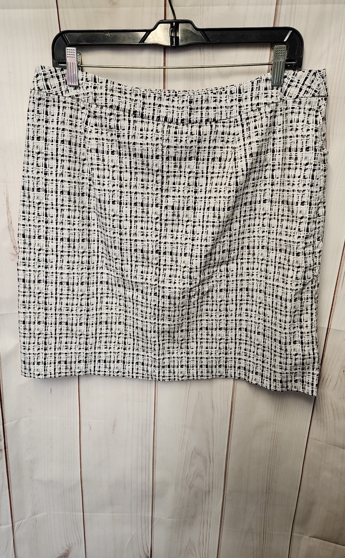 Tribal Women's Size 14 White & Black Skorts