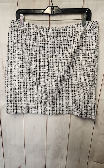 Tribal Women's Size 14 White & Black Skorts