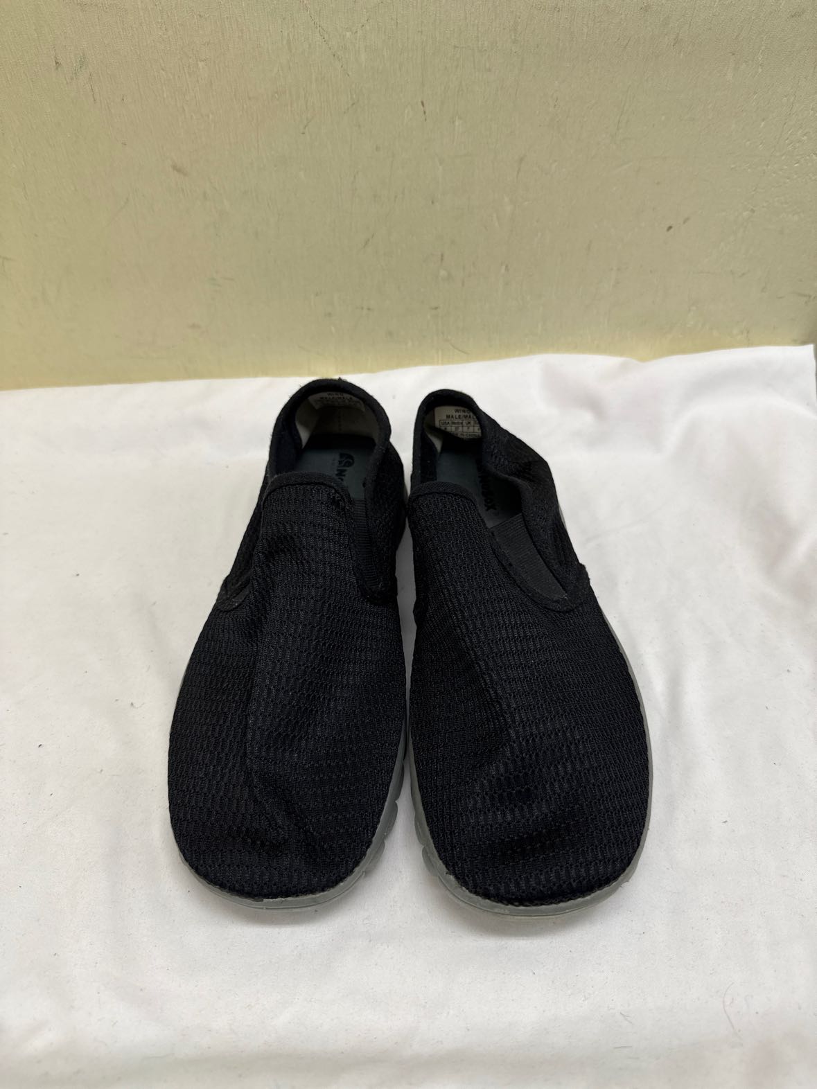 NoSox Men's Size 8 Black Shoes