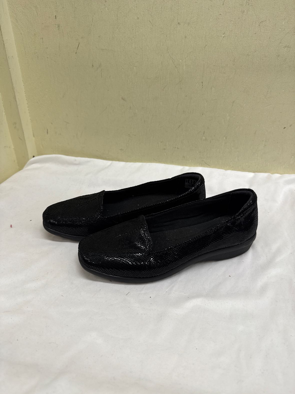 Clarks Women's Size 6-1/2 Black Flats Shoes