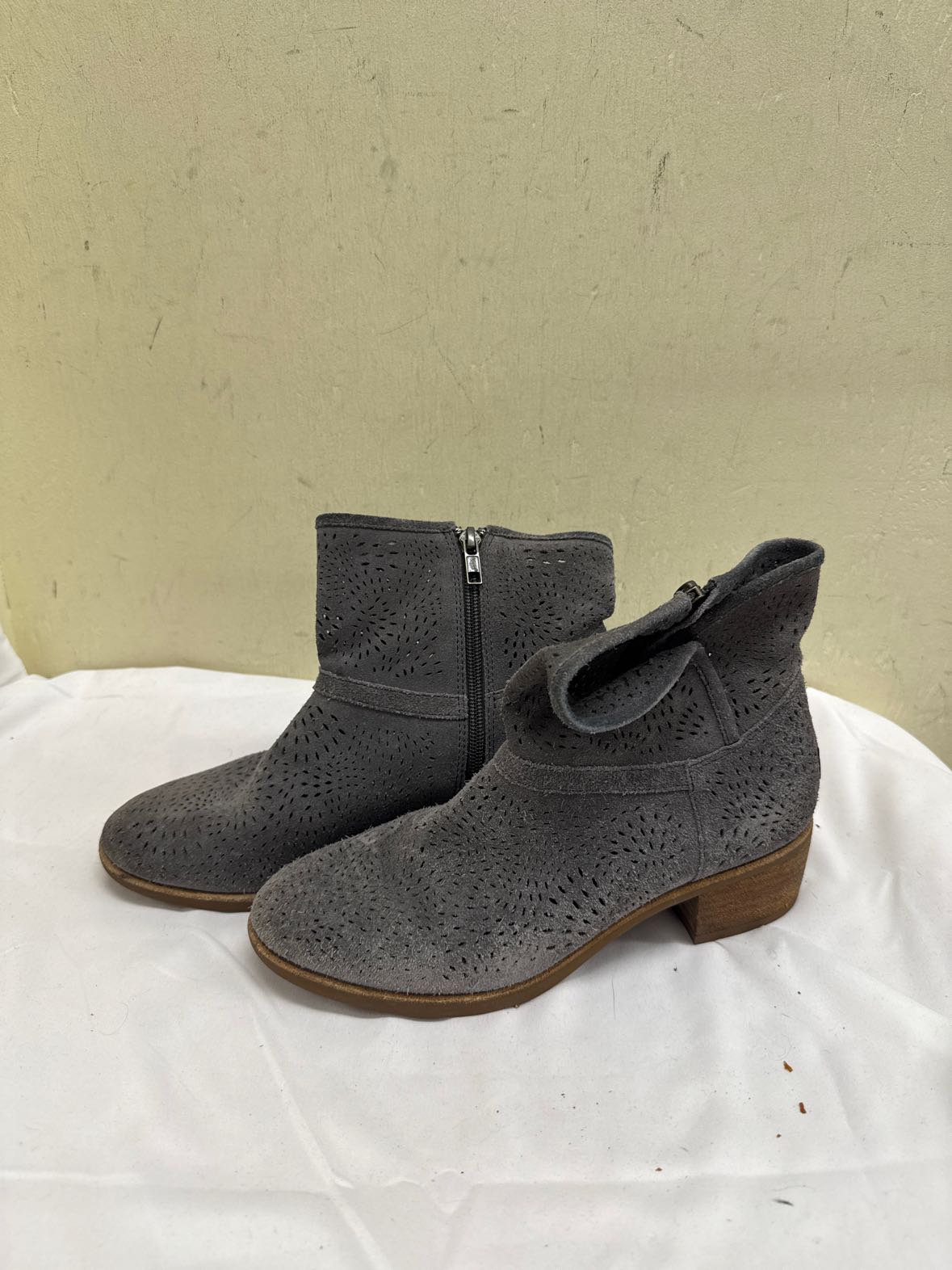Ugg Women's Size 7 Gray Boots Shoes