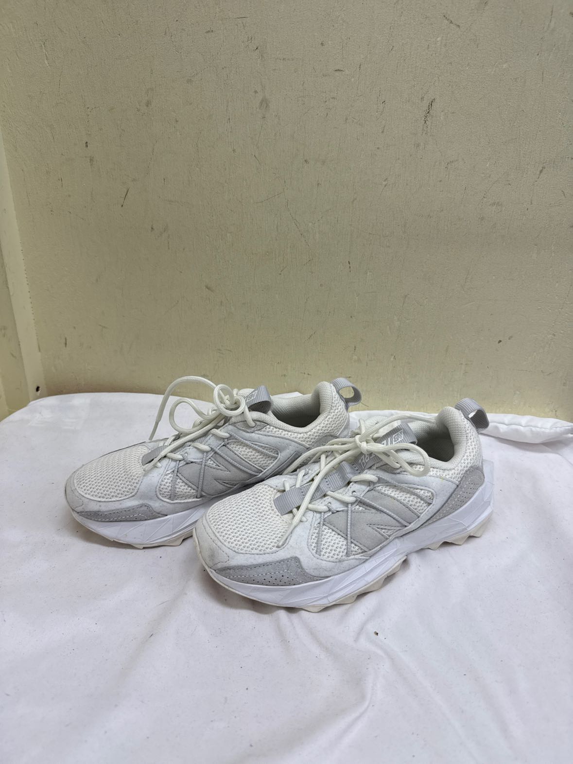 New Balance Women's Size 6 White Sneakers Shoes