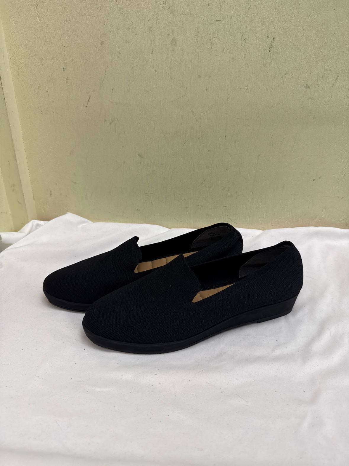 Me Too Women's Size 10 Black Flats Shoes