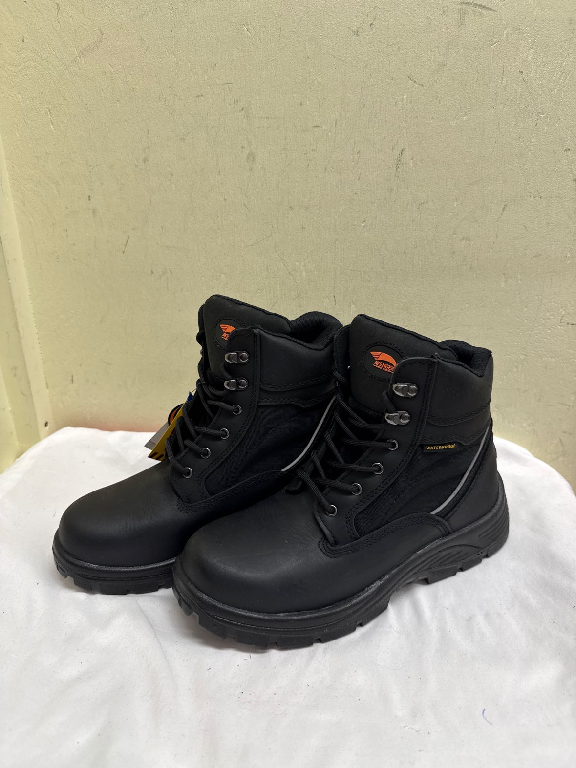 NWT Avenge Men's Size 9-1/2 Black Work Boots Shoes