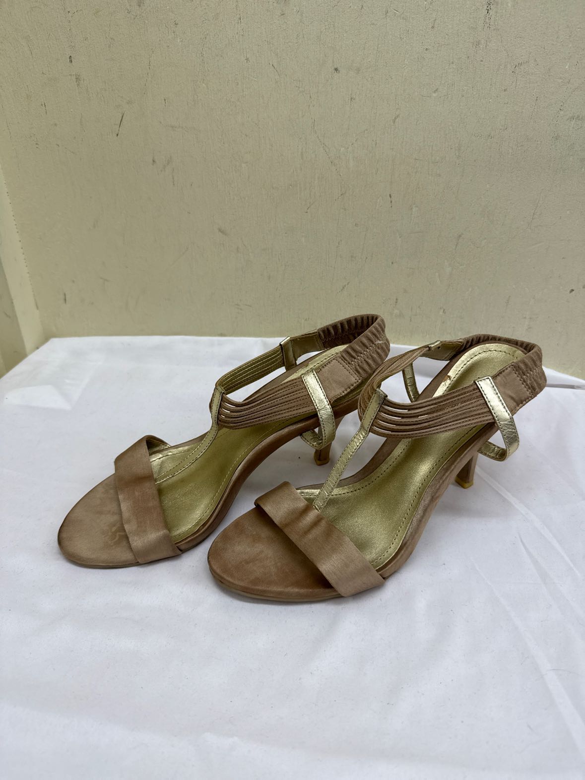Kenneth Cole Women's Size 8 Gold Sandals