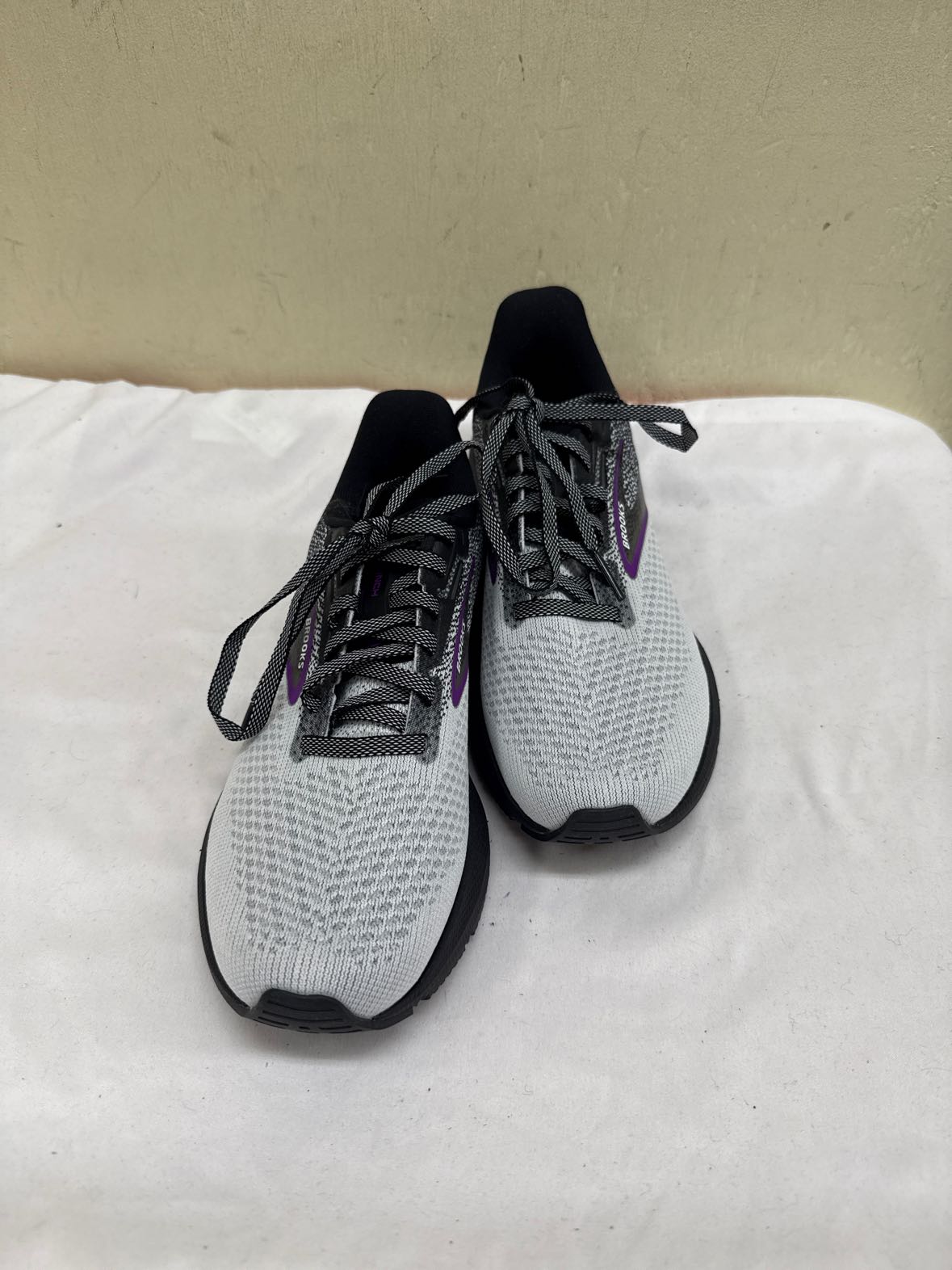 Brooks Women's Size 6-1/2 Gray Sneakers Shoes