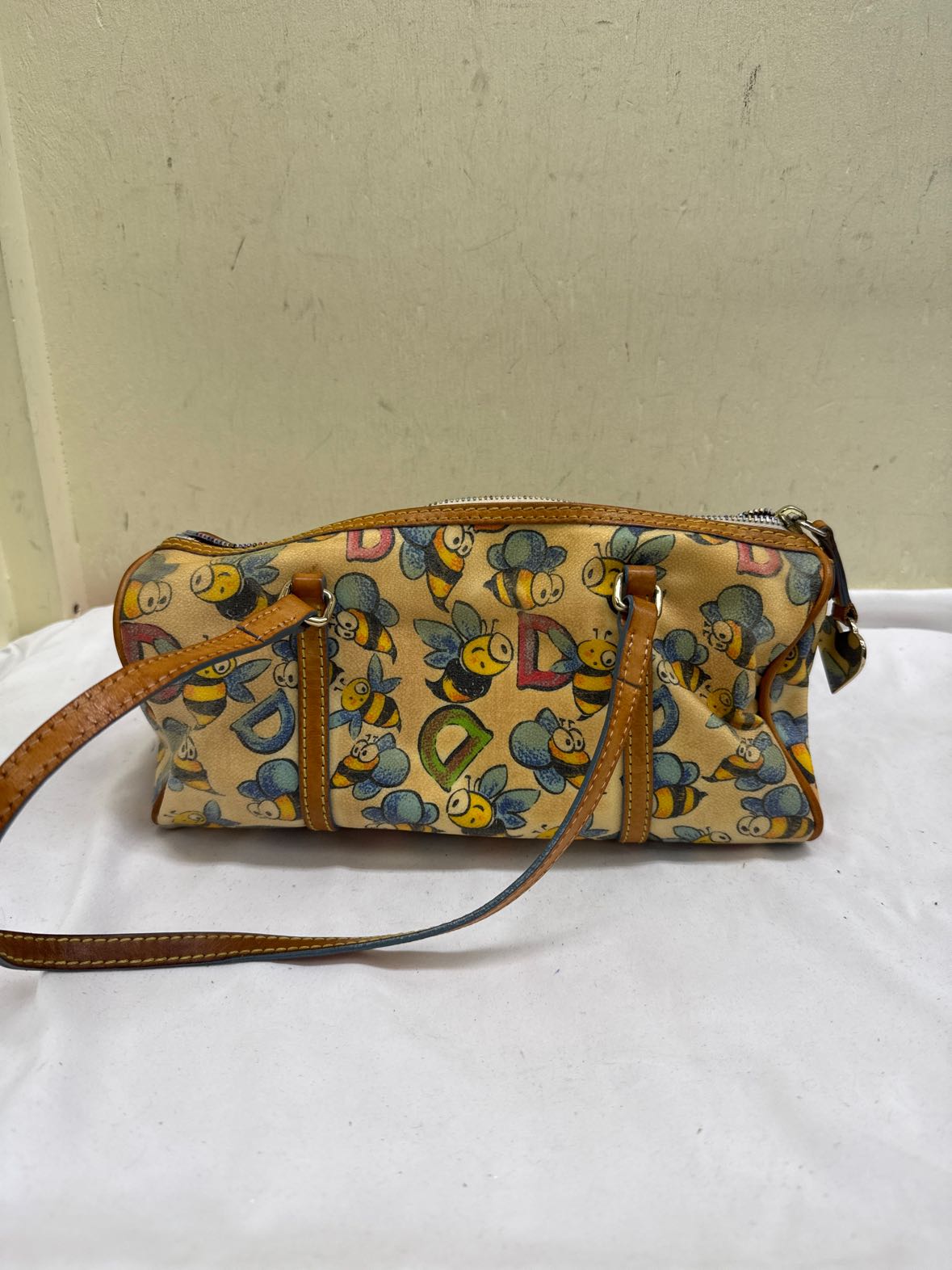 VTG Dooney & Bourke Busy Bee Beige Shoulder Purse Bag AS IS - discoloration