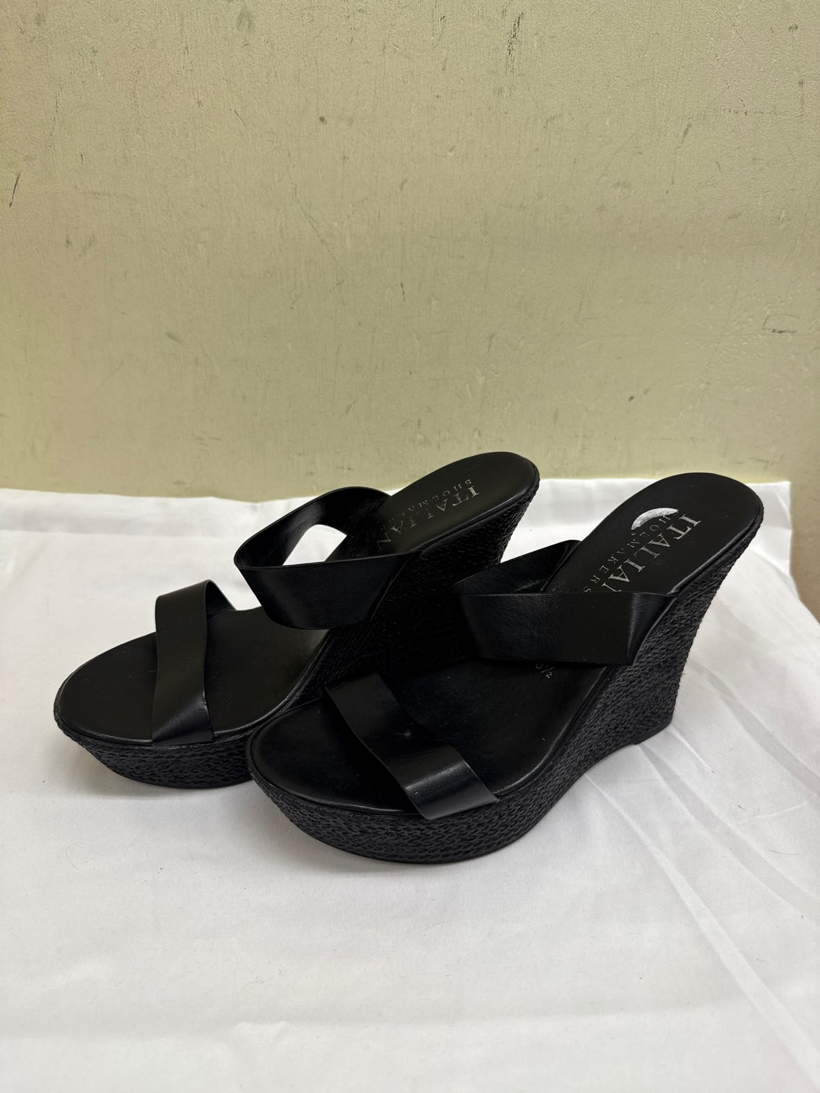 Italian Shoemakers Women's Size 9-1/2 Black Sandals