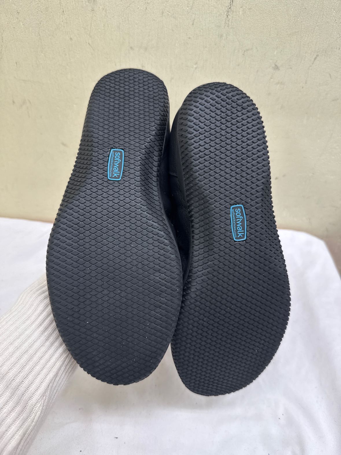 Softwalk Women's Size 9-1/2 Black Flats Shoes