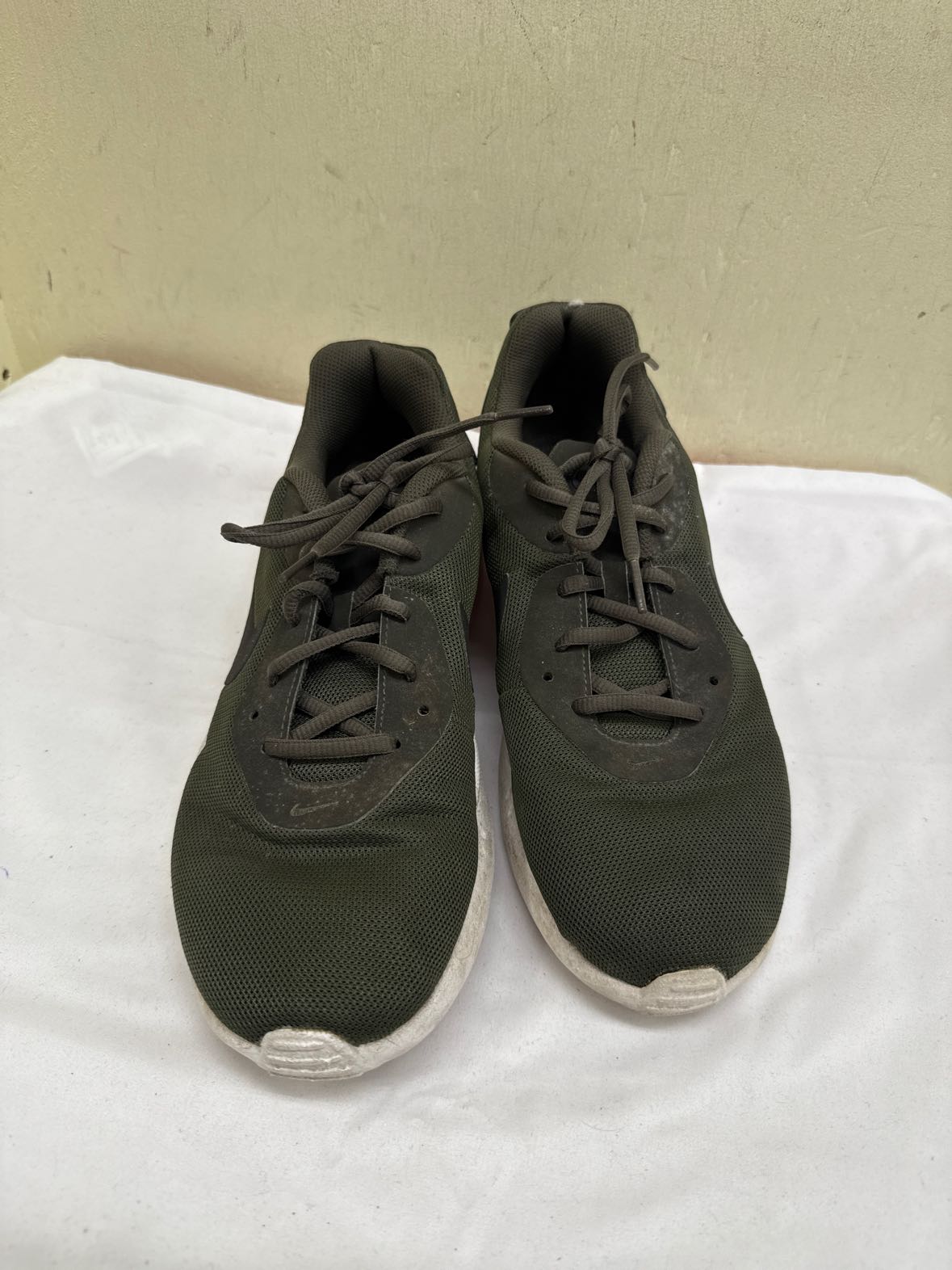 Nike Men's Size 11 Green Sneakers Shoes