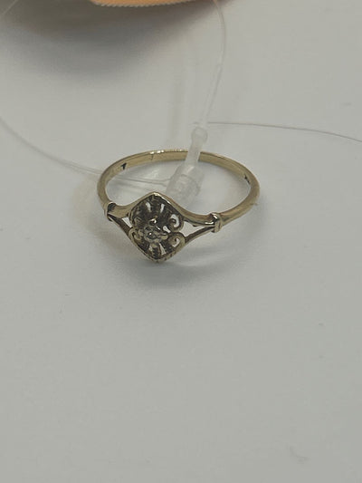 10k Yellow Gold ring size 7 with diamond accent 1.0g