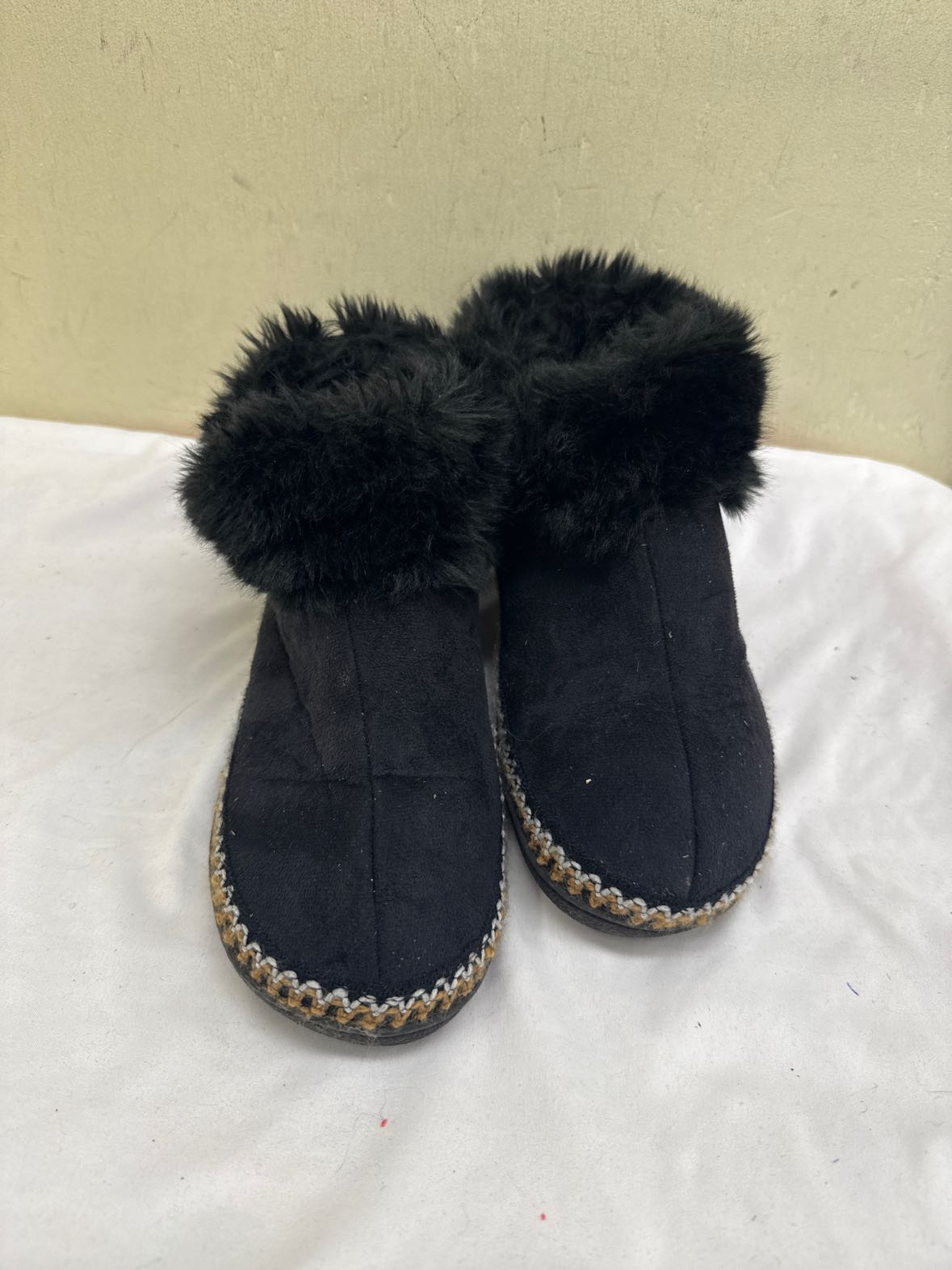 Isotoner Women's Size 8-1/2 Black Slippers