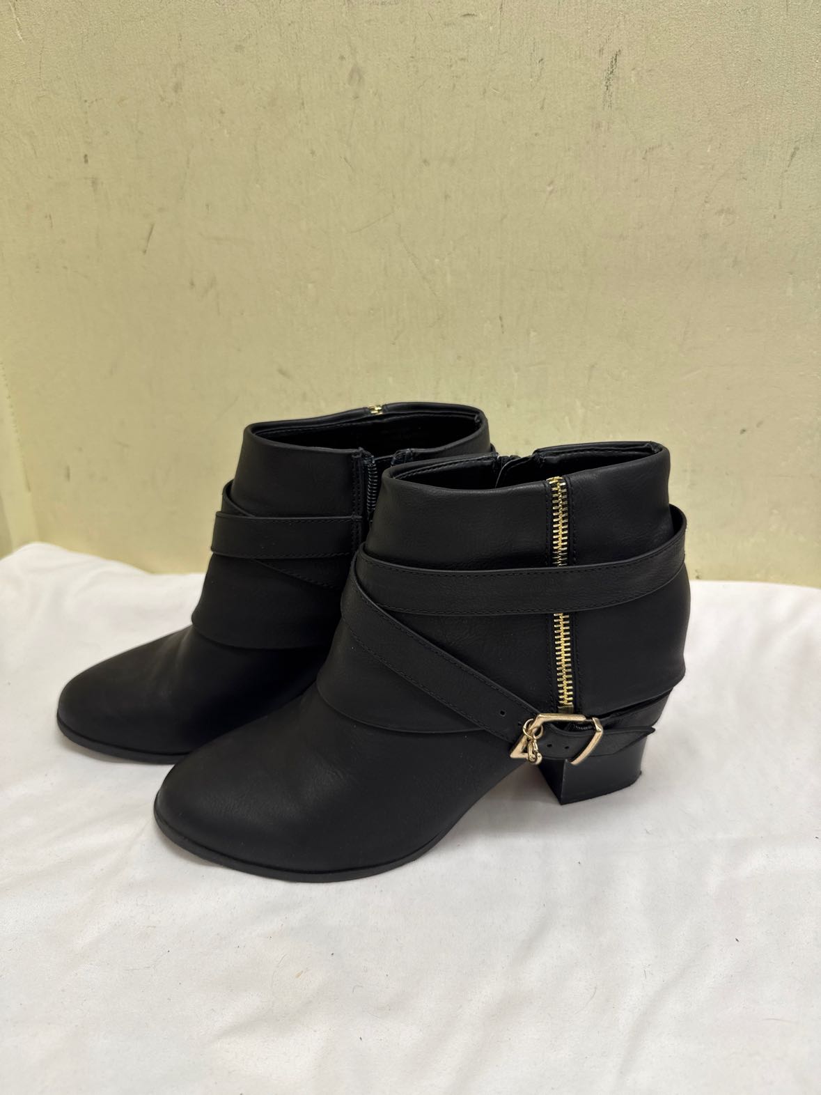 Thalia Women's Size 7-1/2 Black Boots Shoes
