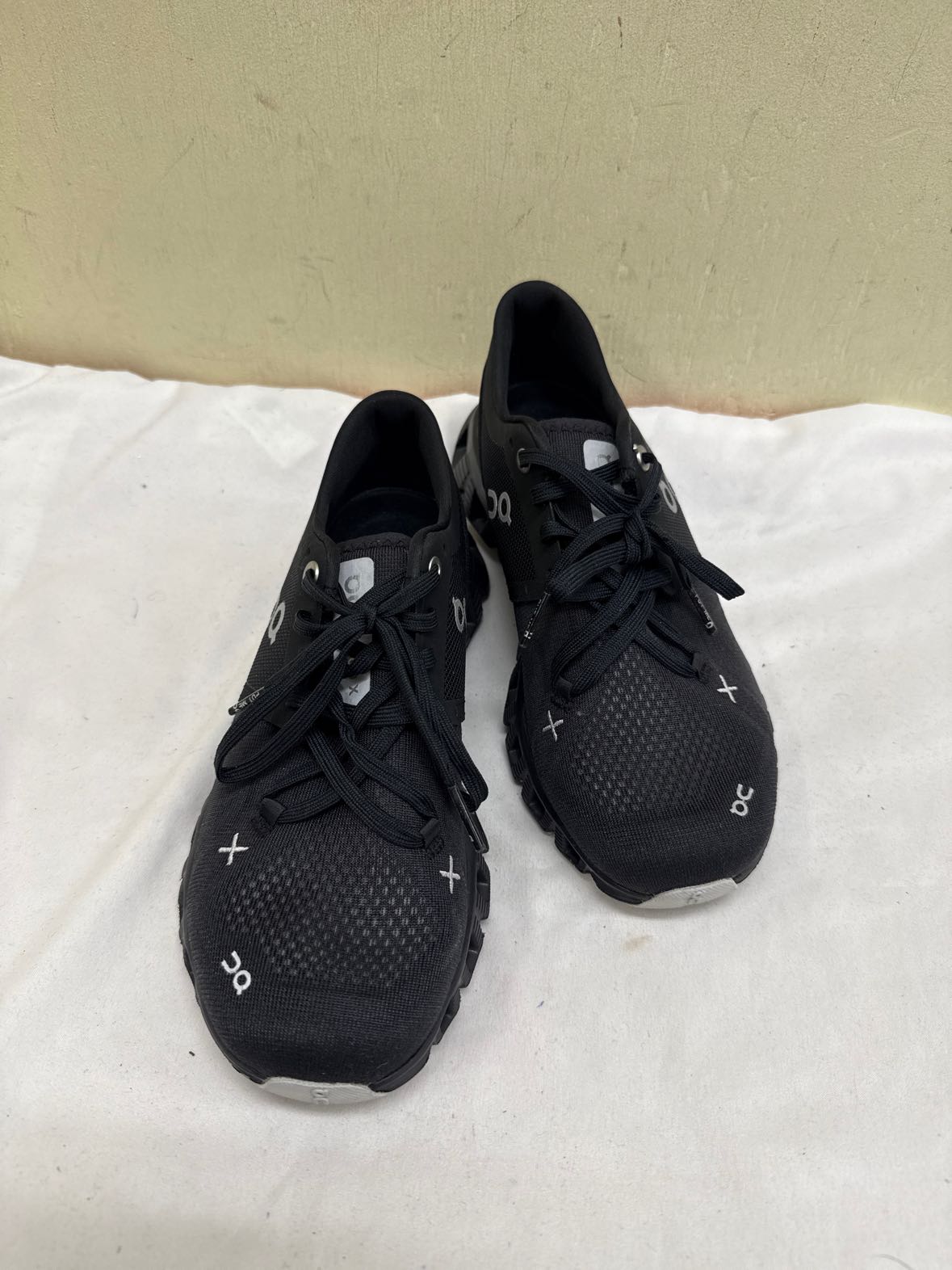 On Cloud Women's Size 6 Black Sneakers Shoes