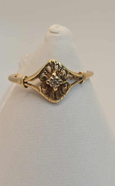 10k Yellow Gold ring size 7 with diamond accent 1.0g