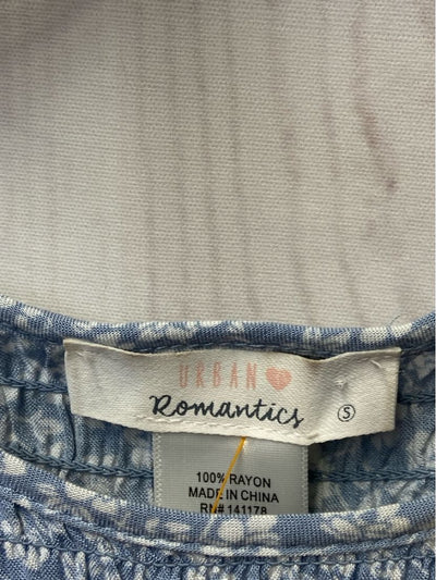 Urban Romantics Women's Size S Blue Floral Short Sleeve Top
