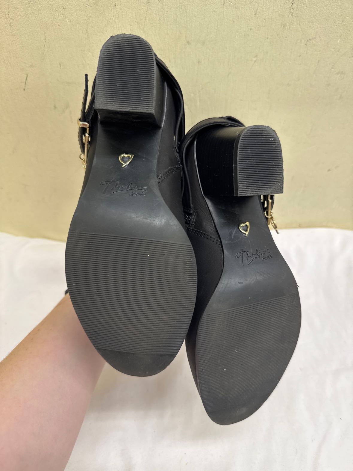 Thalia Women's Size 7-1/2 Black Boots Shoes