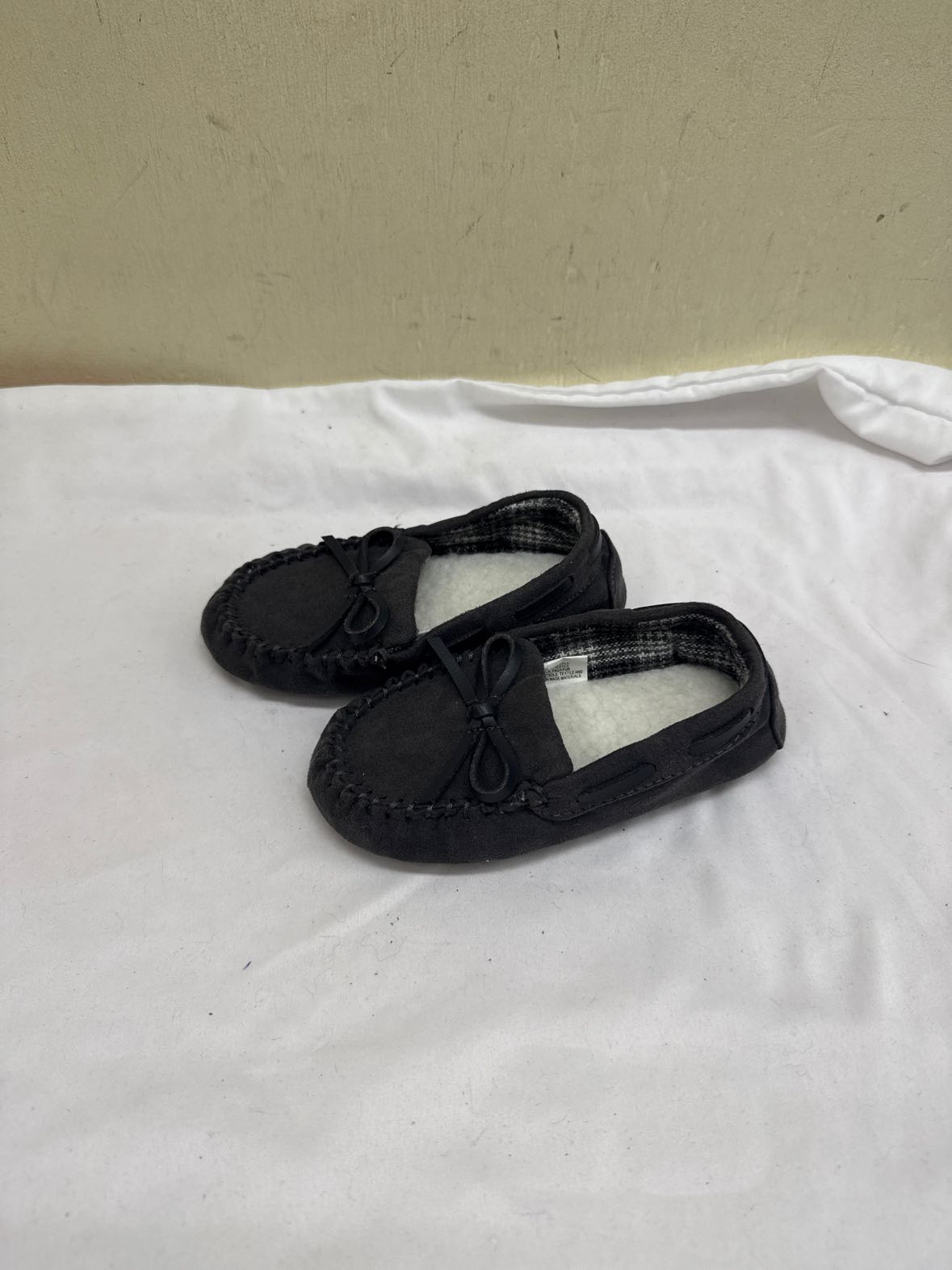 Boy's Size 8 Gray Slippers