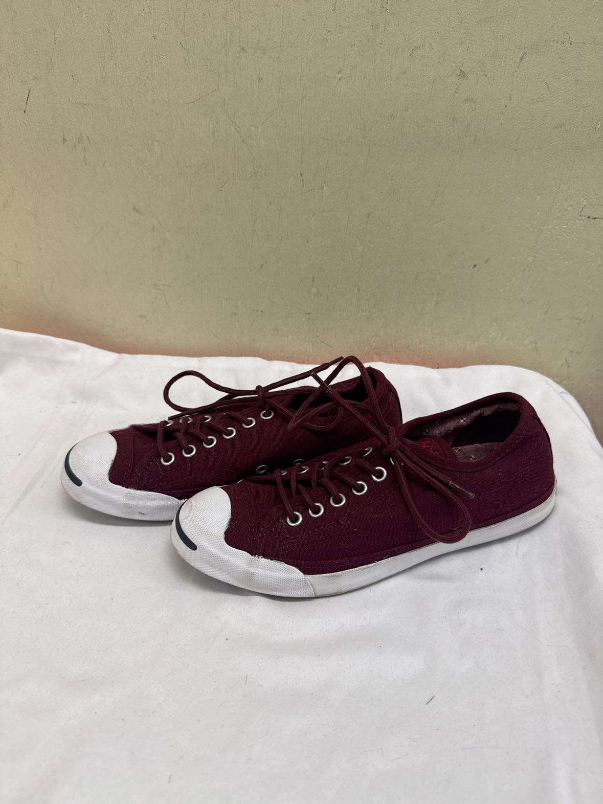 Converse Women's Size 7 Maroon Sneakers Shoes