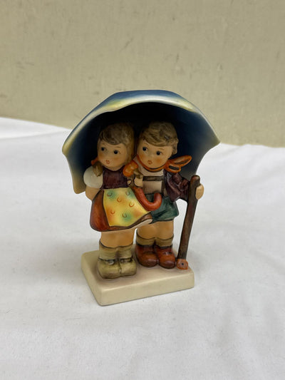 VTG 1984 Hummel #71 'Stormy Weather' Figurine