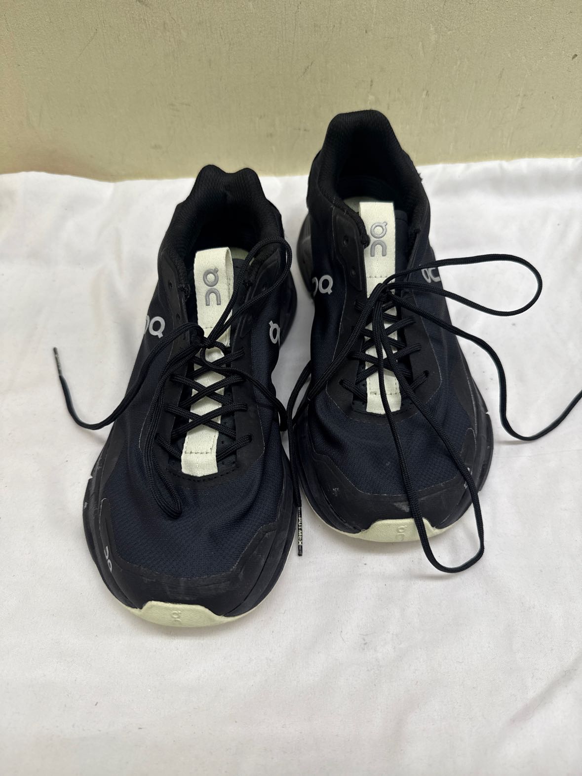 On Cloud Women's Size 8 Black Sneakers Shoes