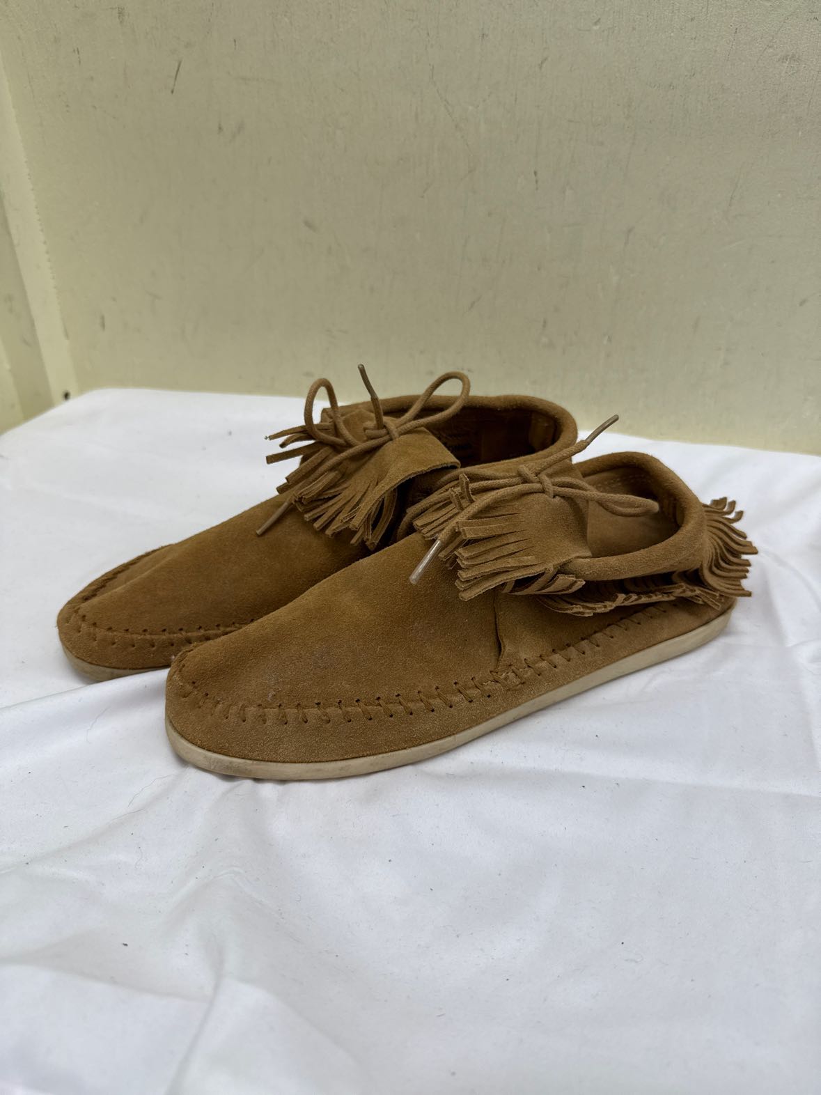 Minnetonka Men's Size 9-1/2 Brown Shoes