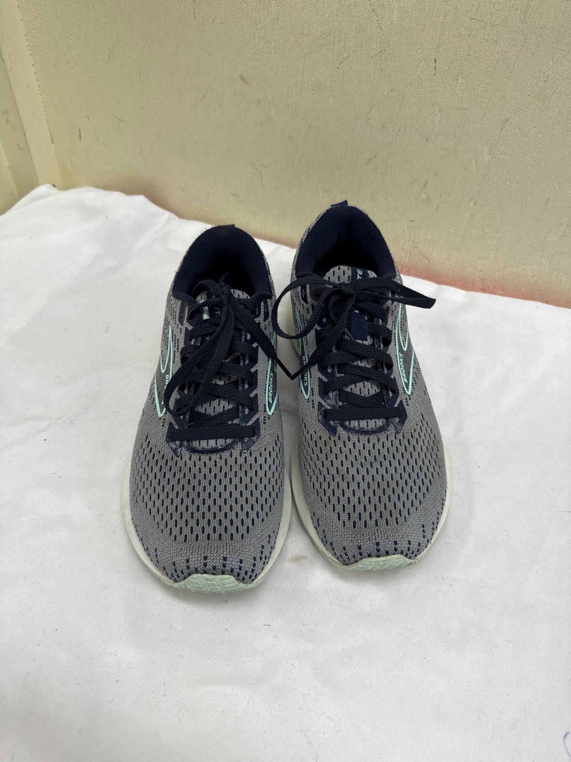 Brooks Women's Size 7 Gray Sneakers Shoes