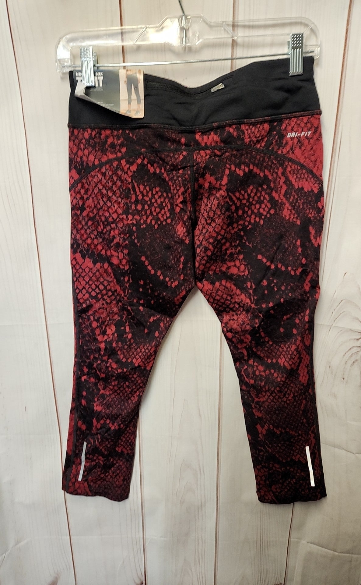 NWT Nike Women's Size M Red Active Capris