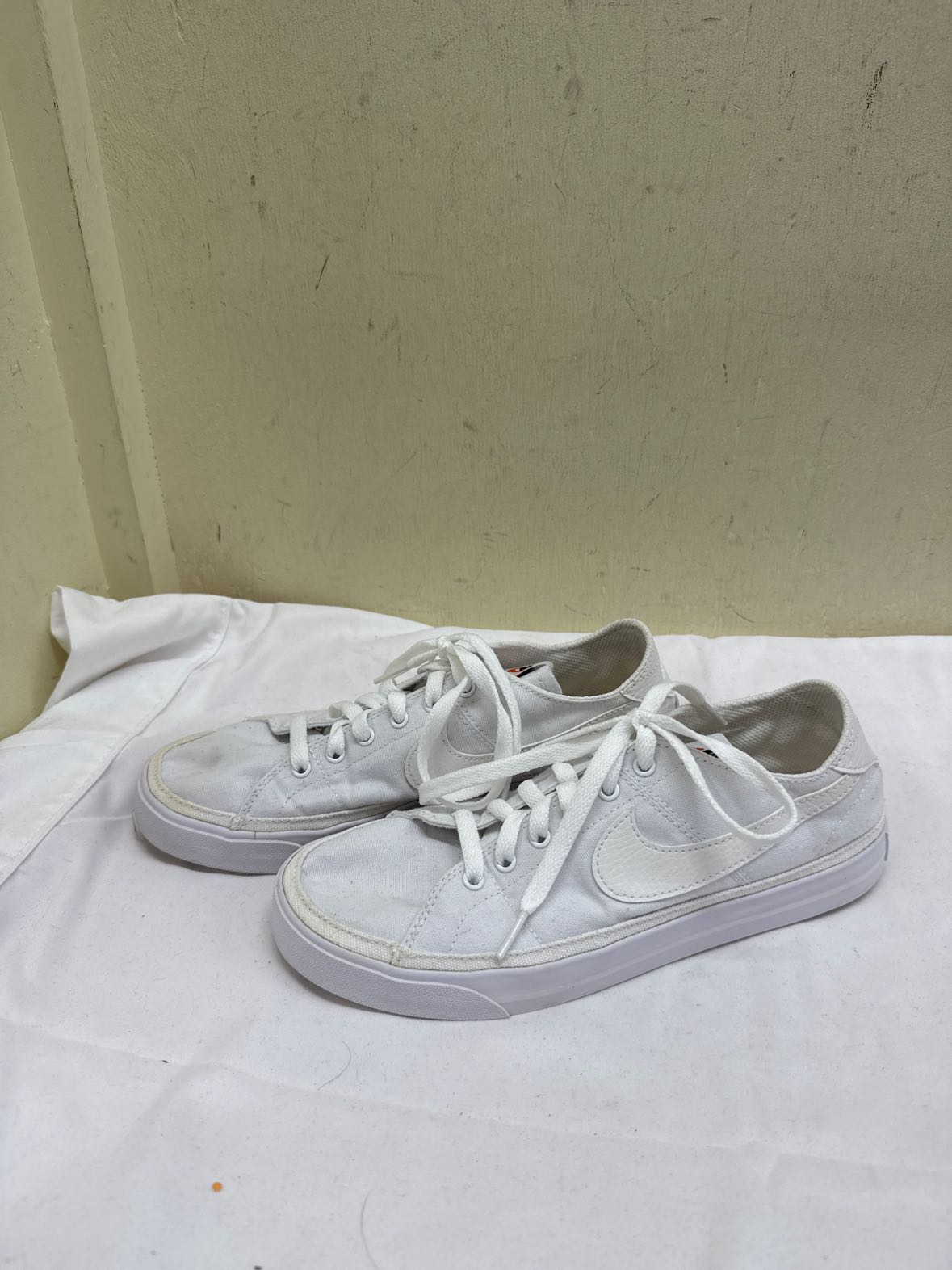 Nike Women's Size 9 White Sneakers Shoes