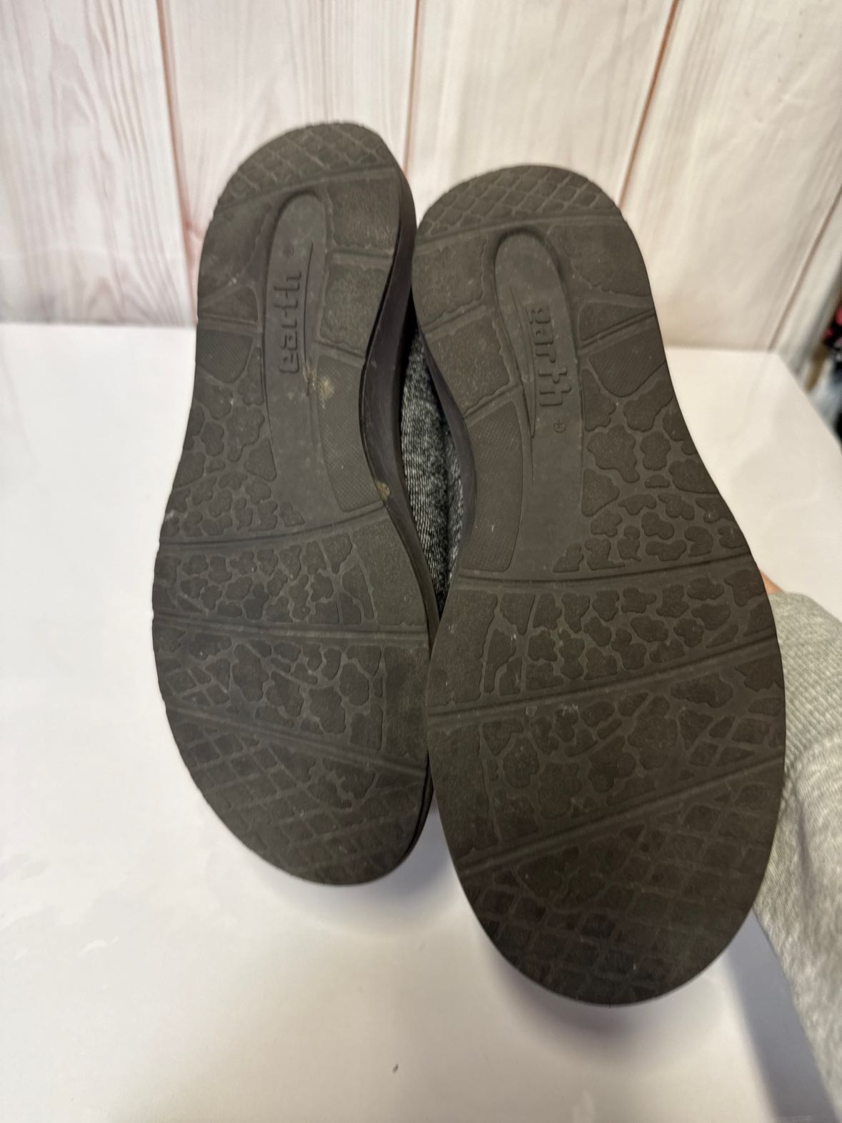 Earth Women's Size 10 Gray Sneakers